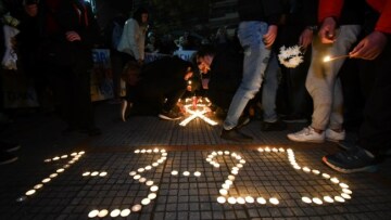 Σύγκρουση τρένων στη Λάρισα: Αφήνουν κεριά και λουλούδια στον σταθμό του ΟΣΕ 