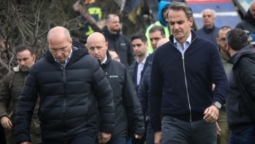 Σύγκρουση τρένων στη Λάρισα:  Το Γενικό Νοσοκομείο Λάρισας επισκέφθηκε ο Κυριάκος Μητσοτάκης