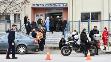 Σύγκρουση τρένων: Τραγικές στιγμές για τους συγγενείς των θυμάτων - Πώς γίνεται η αναγνώριση 