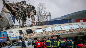 Σύγκρουση τρένων στη Λάρισα: Στους 1.300°C κάηκε το πρώτο βαγόνι - Συνεχίζονται οι έρευνες στο σημείο της τραγωδίας