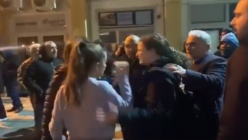 Συγγενείς επιβατών της αμαξοστοιχίας: «Δεν μου έχουν πει τίποτα, δεν απαντάει το παιδί στο τηλέφωνο» 