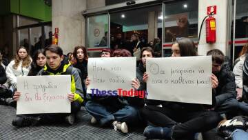 Σύγκρουση τρένων: «Η τραγωδία δεν θα ξεχαστεί» - Διαμαρτυρία φοιτητών στον ΟΣΕ στη Θεσσαλονίκη