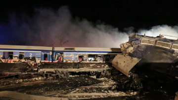 Λάρισα: Τουλάχιστον 16 νεκροί από τη σύγκρουση τρένων - 85 τραυματίες - Φόβοι για εγκλωβισμένους