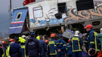 Σύγκρουση τρένων στη Λάρισα: «Ήταν 15 χρονών, το καταλαβαίνετε;» - Ξέσπασε νεαρός που έχασε πατέρα και αδερφό