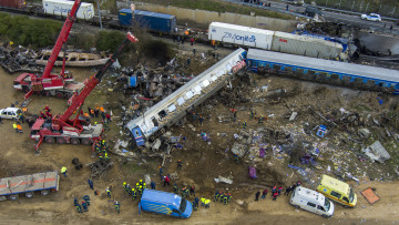 Σύγκρουση τρένων στη Λάρισα: «Έκαναν το σταθμαρχείο... μπαράκι, με σβηστά φώτα, τσιγάρα και μουσική» λέει καθαρίστρια