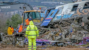 Σύγκρουση τρένων στα Τέμπη: 57 οι νεκροί, ταυτοποιήθηκαν οι 36, συνεχίζονται οι έρευνες
