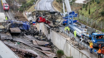 Σύγκρουση τρένων: «Δεν έχουν βρεθεί φιάλες υγραερίου ή θραύσματά τους» λέει η Πυροσβεστική