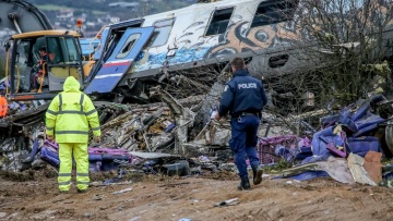 Σύγκρουση τρένων στα Τέμπη: Έρευνα της Τροχαίας στα γραφεία του ΟΣΕ στη Λάρισα για στοιχεία