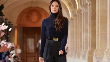 Η Βικτόρια Μπέκαμ έσπασε το πρωτόκολλο της Εβδομάδας Μόδας του Παρισιού: Σε μια τρυφερή στιγμή στην πασαρέλα