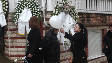 Σύγκρουση τρένων στη Λάρισα: Στιγμές αρχαίου δράματος στις κηδείες των θυμάτων - Κουφέτα και λευκά μπαλόνια στη μνήμη τους