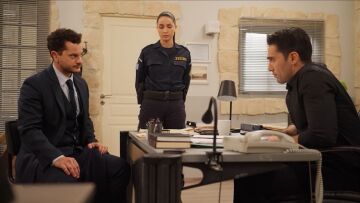 Η Γη της Ελιάς: Ο Κουράκος απαγορεύει στη Δήμητρα να ξαναμπεί κρυφά στο σπίτι του Καπερνάρου