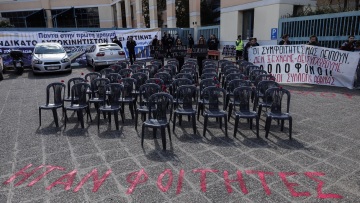 Σύγκρουση τρένων στα Τέμπη: Διαμαρτυρία με 57 άδειες καρέκλες έξω από το υπουργείο Μεταφορών