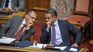 Τραγωδία των Τεμπών: Το πένθος και η οδύνη των πολιτών κρατούν «παγωμένες» τις πολιτικές εξελίξεις