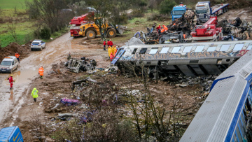 Σύγκρουση τρένων στη Λάρισα: Τρεις σταθμάρχες θα έπρεπε να εργάζονται την ώρα που γύρισε το μοιραίο κλειδί