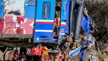 Σύγκρουση τρένων στα Τέμπη: «Αντί να έχουμε το παιδί μας, έχουμε το εισιτήριο στο χέρι» - Ξέσπασε πατέρας θύματος