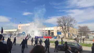 Απεργία τώρα - Θεσσαλονίκη: Επεισόδια από κουκουλοφόρους έξω από τον ΟΣΕ