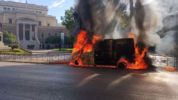 Απεργία σήμερα: Κουκουλοφόροι έκαψαν όχημα μπροστά από την παλιά Βουλή - Δείτε βίντεο και φωτογραφίες