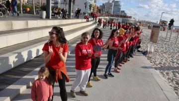Ισραήλ: Ανθρώπινες αλυσίδες από χιλιάδες γυναίκες κατά του νομοσχεδίου για τη Δικαιοσύνη