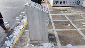 Απεργία σήμερα: Κουκουλοφόροι έσπασαν το μνημείο για τα θύματα της Marfin