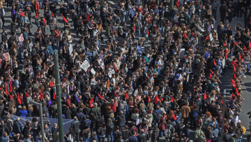 Απεργία σήμερα: Εργαζόμενοι, φοιτητές και μαθητές στο συλλαλητήριο στην Αθήνα για την τραγωδία των Τεμπών