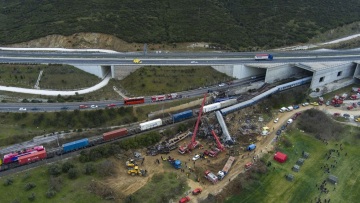 Σύγκρουση τρένων - Μαρτυρία επιβάτη: «Σώθηκα από τύχη, 15 λεπτά πριν το δυστύχημα ήμουν στο κυλικείο»