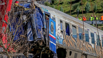 Σύγκρουση τρένων στα Τέμπη: «Νόμιζα ότι θα πεθάνω, η μητέρα μου λιποθύμησε όταν με είδε» λέει επιβάτης που σώθηκε
