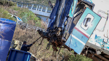 Σύγκρουση τρένων στα Τέμπη: «Ντρέπομαι που είμαι ζωντανή» ξεσπάει 19χρονη που γλίτωσε από το βαγόνι-εστιατόριο 