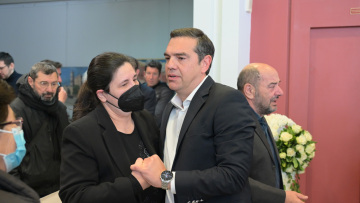 Σύγκρουση τρένων στα Τέμπη: Οδύνη στην κηδεία του Βάιου Βλάχου στην Καρδίτσα - Παρών ο Τσίπρας