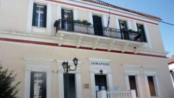 Αίγιο: Νεαρός τα έσπασε σε υπηρεσία του Δήμου και έβγαλε όπλο σε αστυνομικούς