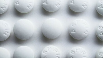 Ασπιρίνη: Γιατί η δράση της ξαναμπαίνει στο μικροσκόπιο; – Οφέλη και κίνδυνοι του φαρμάκου των 11 δισεκατομμυρίων δισκίων ετησίως