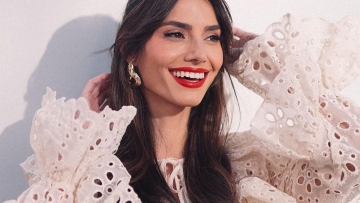 Η Ηλιάνα Παπαγεωργίου με το αγαπημένο μας αξεσουάρ μαλλιών από τα 90s