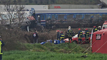 Σύγκρουση τρένων στα Τέμπη: Δύο βραδιές στο σταθμαρχείο Λάρισας γινόταν κάποιο είδος γιορτής, καταγγέλλει δικηγόρος τραυματία