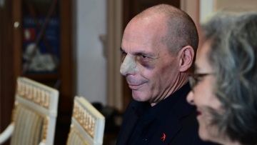 Γιάνης Βαρουφάκης: Νέα προσαγωγή για τον ξυλοδαρμό του