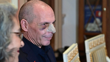 Βαρουφάκης: Μου επέβαλε η Δανάη να κυκλοφορώ πλέον με τους αστυνομικούς μου μετά την επίθεση