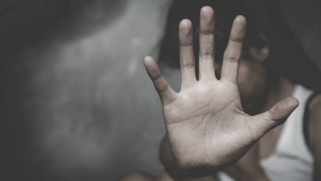 Λάρισα: Στο εδώλιο πατέρας που βίαζε για έξι χρόνια την ανήλικη κόρη του - Ασέλγησε και σε δεύτερο παιδί του