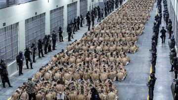 Ελ Σαλβαδόρ: Άλλοι 2.000 κρατούμενοι μετάγονται στη «μεγαλύτερη φυλακή της Αμερικής»