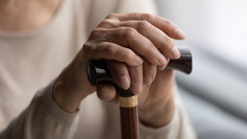 Ληστεία στη Γλυφάδα: Κόντεψαν να πνίξουν και έσυραν στο έδαφος 85χρονη για να της πάρουν μια αλυσίδα 