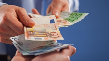 Κατώτατος μισθός: Αύξηση 3,5%-5% προτείνουν οι εργοδοτικές οργανώσεις – Η ΓΣΕΕ εισηγείται μισθό 908 ευρώ