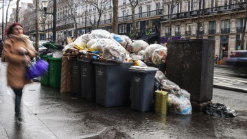 «Πνιγμένο» στα σκουπίδια το Παρίσι - Ετοιμάζονται επιστρατεύσεις για τους απεργούς