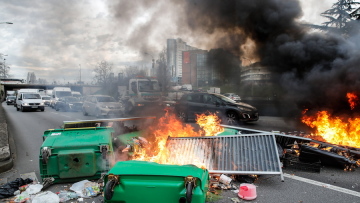 Γαλλία - Συνταξιοδοτικό: Χάος μετά τον ελιγμό Μακρόν - Πορείες, επεισόδια και 300 συλλήψεις