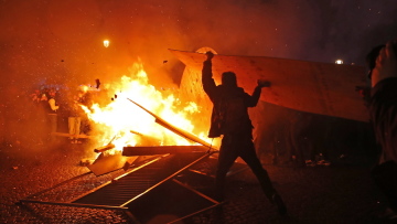 Γαλλία: Νέες πορείες για το ασφαλιστικό - Συγκρούσεις αστυνομικών με διαδηλωτές στο Παρίσι (βίντεο)