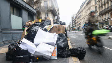 Αδιέξοδο με τα σκουπίδια στο Παρίσι – Έφτασαν τους 10.000 τόνους