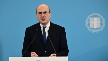 Κατώτατος μισθός - Χατζηδάκης: Τι κερδίζουν εργαζόμενοι και άνεργοι από την αύξηση στα 780 ευρώ