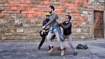 Βίντεο: Ο δήμαρχος της Φλωρεντίας ορμά έξαλλος σε ακτιβιστή που ρίχνει μπογιά στο Παλάτσο Βέκιο