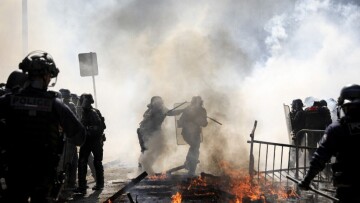 Γαλλία: Επεισόδια στο Παρίσι μετά την καταψήφιση των προτάσεων μομφής - Πεδίο μάχης ξανά οι δρόμοι