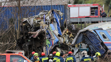 Σύγκρουση τρένων: «Έναν μήνα περιμένω να χτυπήσει η πόρτα & να μπει ο γιος μου σπίτι» λέει πατέρας θύματος