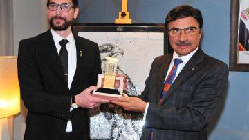 Νίκος Φλώρος: Τα Ηνωμένα Αραβικά Εμιράτα τίμησαν τον διεθνή Έλληνα γλύπτη 