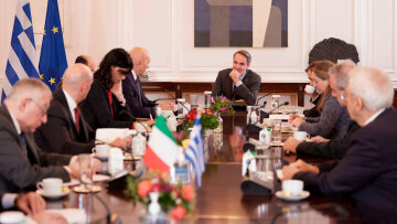 Μητσοτάκης: Συναντήθηκε με τον Ιταλό υπουργό Άμυνας - Δείτε φωτογραφίες