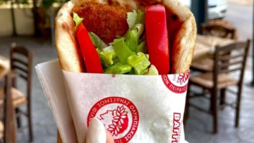 Το «ποδοσφαιρικό» πιτόγυρο: Στο σουβλατζίδικο που σου φτιάχνουν τυλιχτό με την ομάδα σου