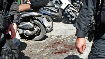 Επίθεση χούλιγκαν με μαχαίρι έξω από το Εφετείο Αθηνών - Ένας τραυματίας, τέσσερις συλλήψεις